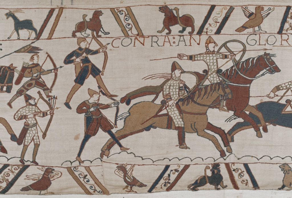 Gevechtsscène met boogschutters en ruiters, Tapijt van Bayeux, ca. 1070–1080. (Bron: Officiële digitale weergave van het Bayeux Tapijt – XIe eeuw. Credits: City of Bayeux, DRAC Normandy, Universiteit van Caen Normandië, CNRS, Ensicaen, Clichés: 2017 – The Heritage Factory in Normandy)